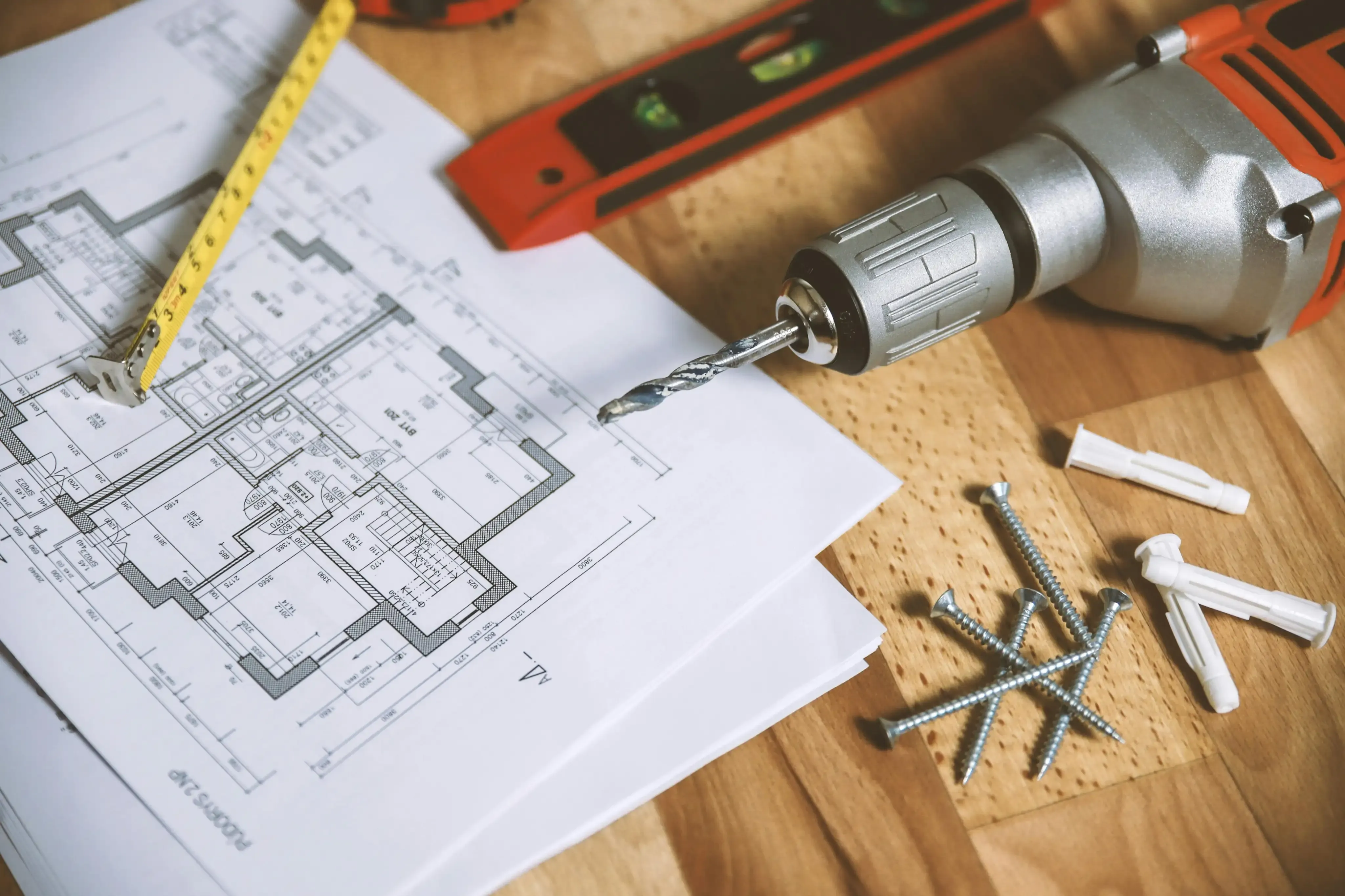 Planos técnicos en un taladro de precisión