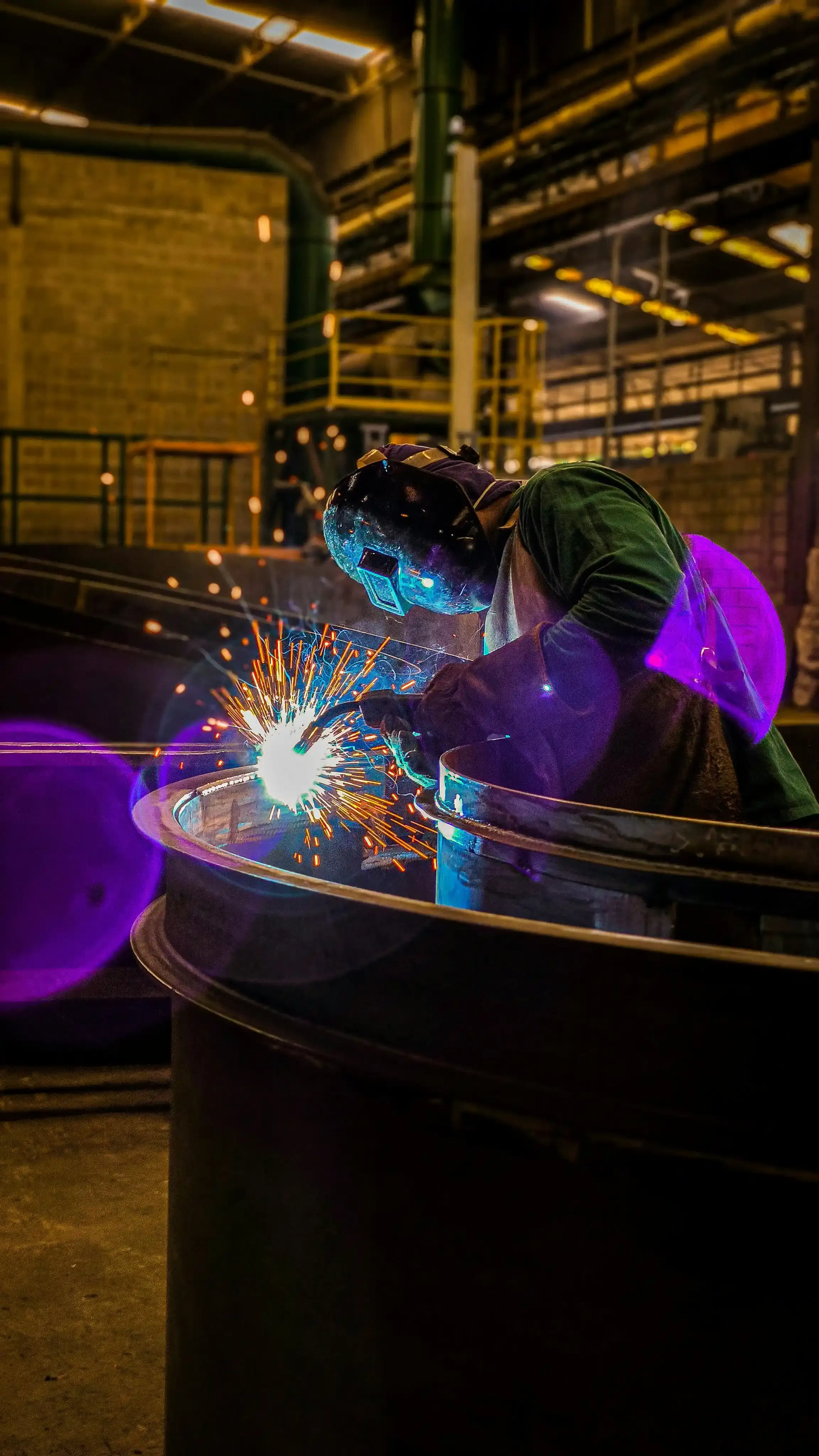 Un soldador trabajando con equipo de protección